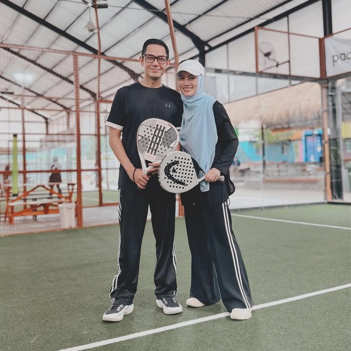 <p>Alyssa Soebandono dan sang suami, Dude Harlino juga menjalani olahraga padel. Momen itu dibagikan langsung keduanya di akun Instagram. Keduanya tampil kompak mengenakan <em>outfit</em> yang sama berwarna hitam. Alyssa melengkapi penampilannya itu dengan model hijab segi empat berwarna biru yang menutup dada. (Foto: Instagram@ichasoebandono)</p>