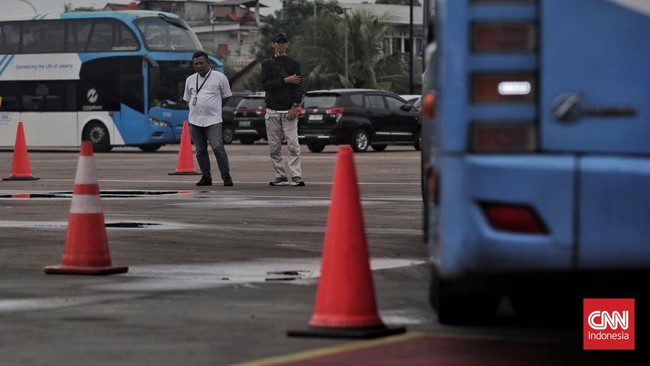 Transjakarta mengalihkan layanan di beberapa rute akibat penutupan Jalan Merdeka Selatan imbas aksi unjuk rasa hari ini, Kamis (28/8).