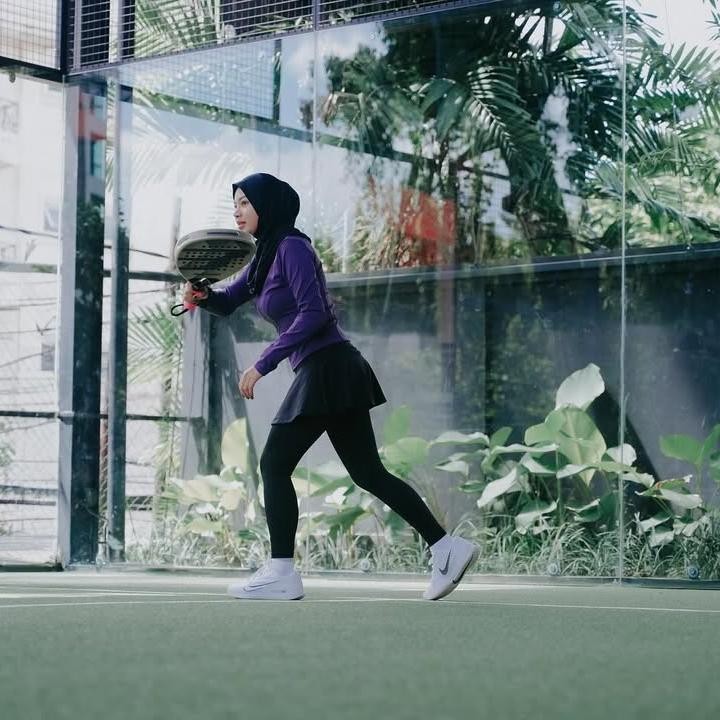<p>Selanjutnya ada Aurelie Hermansyah yang cukup sering menjalani olahraga satu ini. Bunda dua anak ini pun tampil <em>fashionable</em> mengenakan pakaian olahraga. Ia menggunakan rok celana khusus olahraga berwarna hitam dan jaket berwarna ungu. Penampilannya itu dilengkapi dengan hijab <em>instant</em> berwarna hitam. (Foto: Instagram@aurelie.hermansyah)</p>