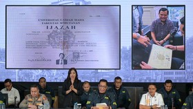 FOTO: Penampakan Ijazah Jokowi di Bareskrim Polri