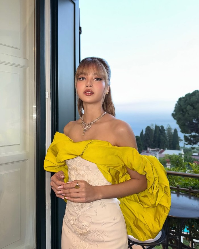 Belum lama ini, tepatnya pada Senin, (19/5/2025) waktu setempat, Lisa BLACKPINK menjadi salah satu tamu undangan yang menghadiri Bvlgari Polychroma High Jewelry Brand Event di Taormina, Sisilia, Italia./ Foto: instagram.com/lalalalisa_m
