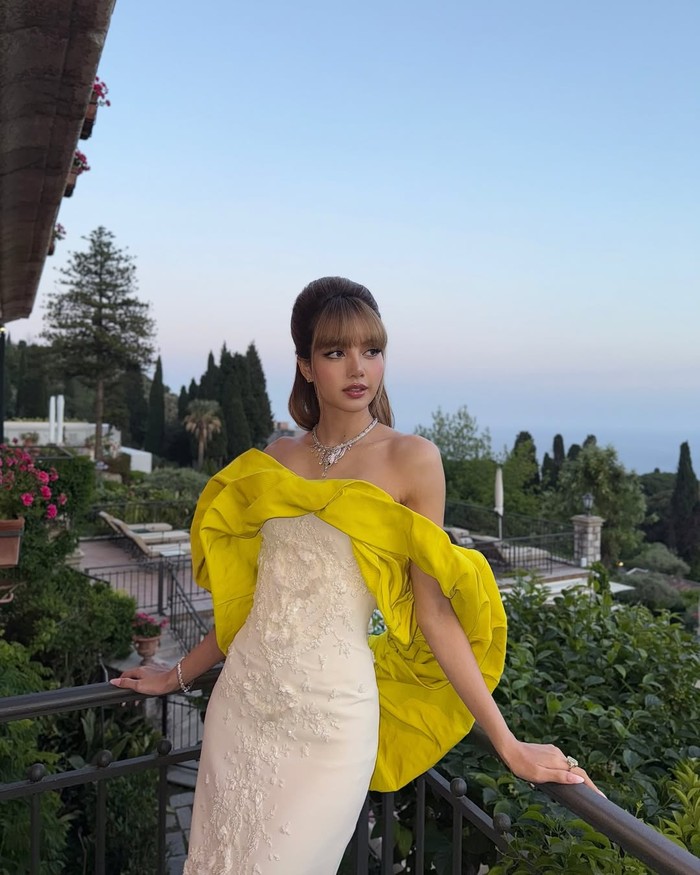 Berbalut gaun rancangan desainer Lebanon-Armenia, Krikor Jabotian, dan mengenakan kalung yang diberi nama Serpenti Sunburst dari Bvlgari Polychroma High Jewelry Collection, ia kembali menjadi pusat perhatian dunia./ Foto: instagram.com/lalalalisa_m