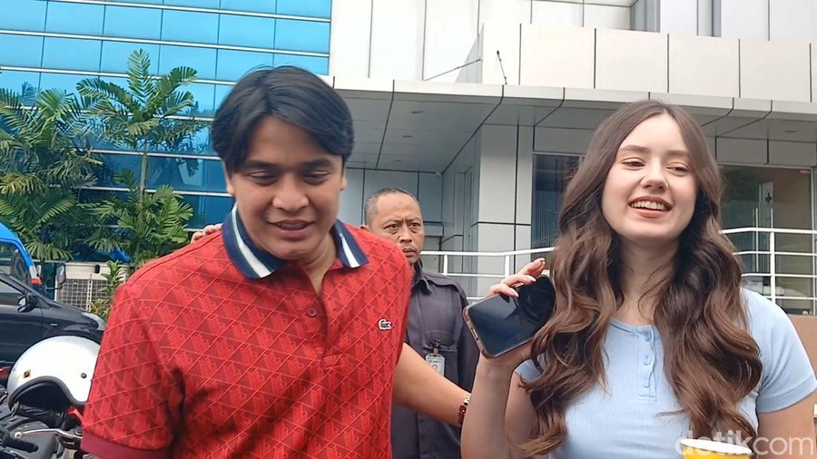 Billy Syahputra dan Vika Kolesnaya saat ditemui di kawasan Transmedia&period;