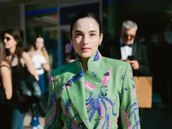 Gaya Chelsea Islan Pakai Kebaya Janggan di Cannes Jelang Debut Jadi Produser