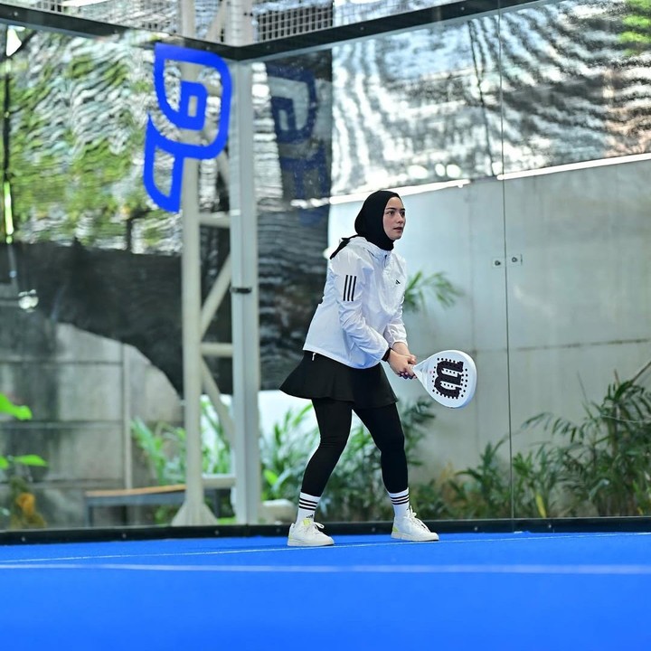 <p>Citra Kirana termasuk salah satu selebriti yang sering tampil <em>fashionable</em>. Bahkan, Bunda satu anak ini juga tetap tampil kece saat olahraga padel seperti foto berikut ini. Ia terlihat mengenakan <em>outfit </em>olahraga serba warna hitam dan putih. (Foto: Instagram@citraciki)</p>