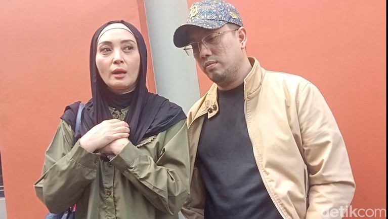 Della Puspita dan Arman Wosi di kawasan Jalan Kapten P Tendean&comma; Jakarta Selatan&period;