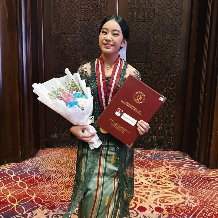<p>Perempuan 18 tahun yang menjadi pemenang Gadis Sampul 2021 itu ternyata akan menjadi mahasiswi salah satu kampus bergengsi, yakni Universitas Indonesia (UI). Hal ini juga diungkap langsung oleh ibunda yang tak bisa menyembunyikan perasaan bangganya. “Kamu sekarang resmi menjadi alumni Labsky, UI, dia akan segera datang!!” tuturnya. (Foto: Instagram@arohali)</p>