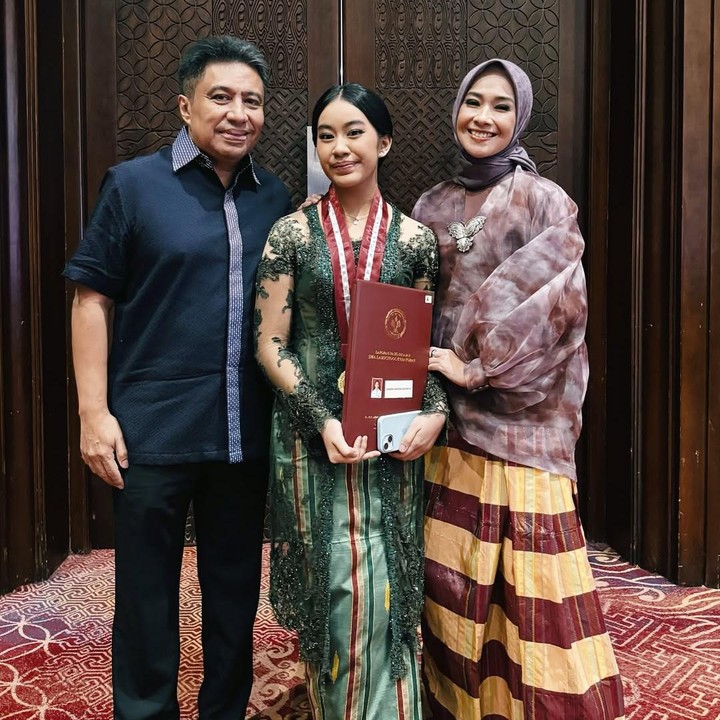 <p>Alya dan suami, Faiz Ramzy Rachbini, terlihat kompak menghadiri acara wisuda sang putri. Mereka pun membawakan sebuah buket bunga untuk Diarra. “<em>Didi’s Graduation day…</em>udah lulus SMA aja, mama sama ayah super duper bangga sama pencapaian kamu,” tulis Alya, dikutip dari laman Instagram<em> @arohali,</em> Jumat (23/5/2025). (Foto: Instagram@arohali)</p>