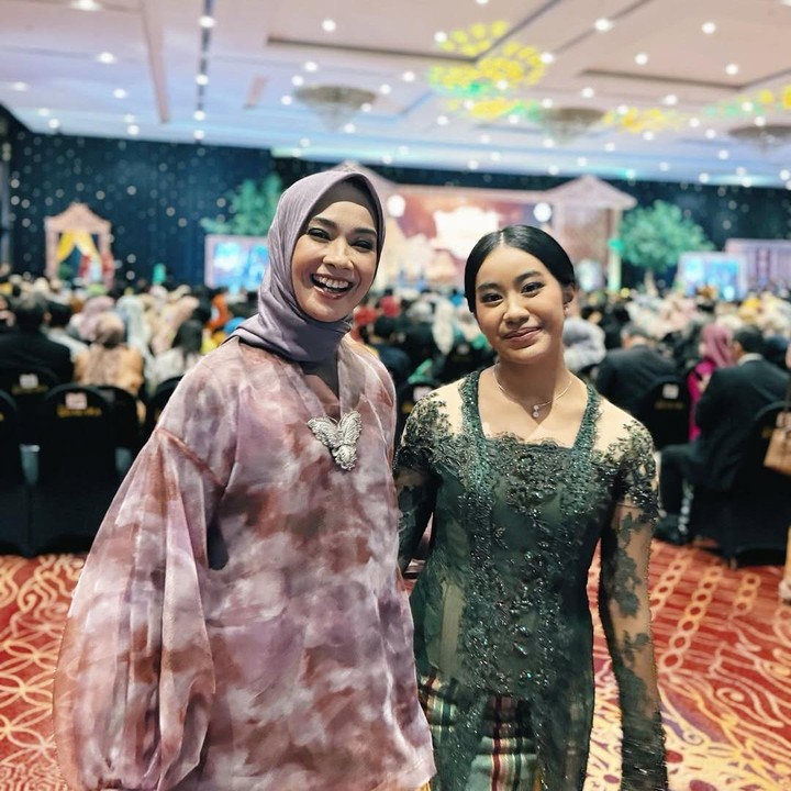 <p>Kebahagiaan tengah menyelimuti Diarra Annisa Rachbini yang baru saja merayakan kelulusannya dari bangku SMA. Momen wisuda itu dibagikan langsung oleh sang Bunda, Alya Rohali, melalui beberapa foto di akun Instagram. (Foto: Instagram@arohali)</p>