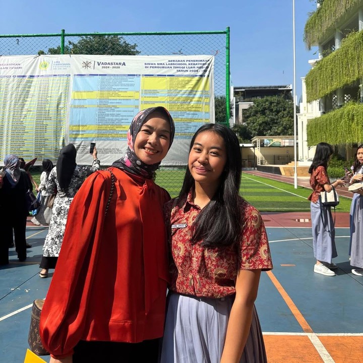 <p>Bunda tiga anak ini juga terharu dengan usaha yang telah dilakukan Diarra untuk mengejar impiannya. “Namun, yang membuatku paling bangga padamu adalah kamu mampu menaklukkan semua kesulitan yang kamu hadapi semasa SMA, aku tahu jalannya tidak selalu mudah tapi kamu bersedia berjuang dan akhirnya meraih impianmu,” ungkapnya. (Foto: Instagram@arohali)</p>