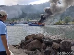Video Kapal Pemkab Mentawai Terbakar di Pelabuhan Bungus