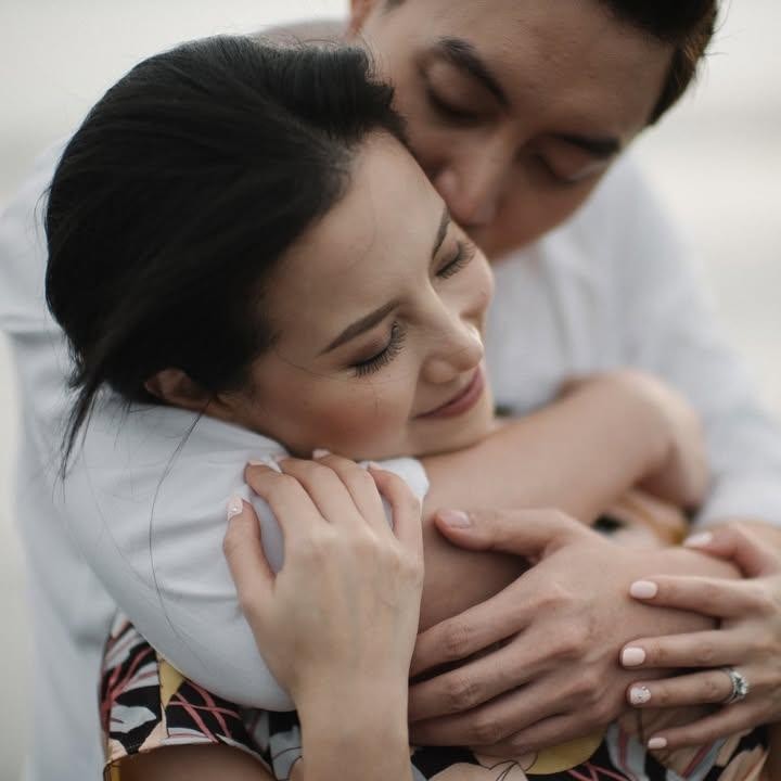 <p>Momen <em>anniversary wedding</em> mereka pun sempat diunggah oleh Edric dengan memamerkan kemesraan dengan sang istri yang jarang disorot. “ Istriku tersayang, Selamat ulang tahun pernikahan ke-6. Semoga kita selalu bersama dalam kasih Tuhan, bertumbuh dalam kasih, dan semoga keluarga kita selalu dalam lindungan Tuhan Yesus,” tuturnya, dikutip dari laman Instagram<em> @edrictjandra,</em> Jumat (23/5/2025). (Foto: Instagram@edrictjandra)</p>