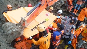 FOTO: Evakuasi Korban Longsor Trenggalek