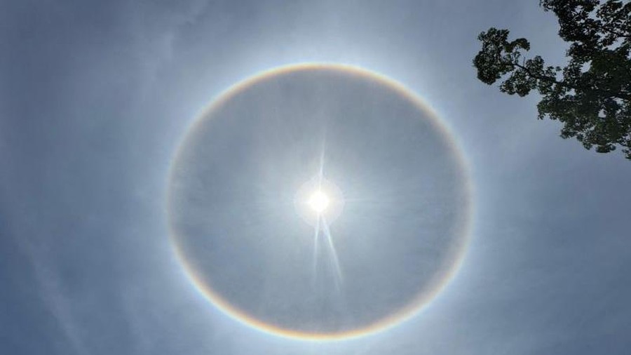 Fenomena Halo Matahari yang terjadi di Langit Kabupaten Siak, Jumat siang (23/5/2025), membuat takjub warga. Fenomena Halo Matahari yang terjadi di Langit Kabupaten Siak, Jumat siang (23/5/2025), membuat takjub warga.