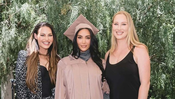 img-title Kejar Mimpi Jadi Pengacara, Kim Kardashian Lulus dari Program Hukum Setelah 6 Tahun