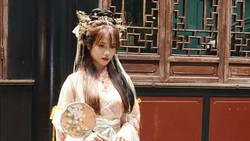 Diduga Salat Pakai Kuku Palsu, Fuji Banjir Komentar Pedas