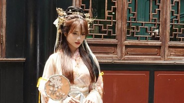 Diduga Salat Pakai Kuku Palsu, Fuji Banjir Komentar Pedas