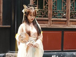 Diduga Salat Pakai Kuku Palsu, Fuji Banjir Komentar Pedas