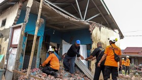 FOTO: Penampakan Rumah-rumah Rusak Usai Gempa M6,3 di Bengkulu