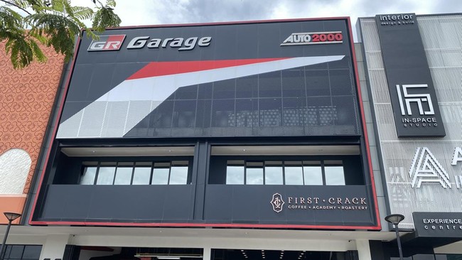 Toyota Permak GR Garage di Indonesia Makin Kental Aura Balap GR Garage, bengkel mobil sport Toyota satu-satunya di Indonesia, kini bersolek.