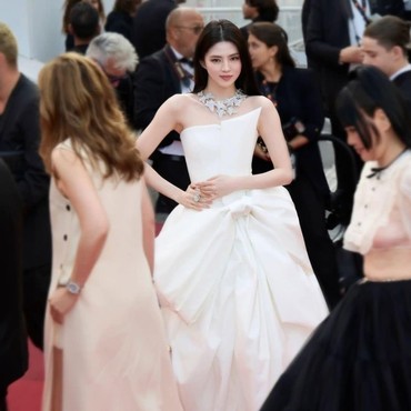 Tubuh Penuh Perhiasan, 7 Pesona Han Soo Hee Berkilau di Festival Film Cannes