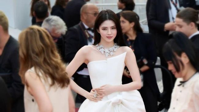 Tubuh Penuh Perhiasan, 7 Pesona Han Soo Hee Berkilau di Festival Film Cannes