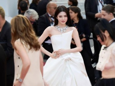 img-title Tubuh Penuh Perhiasan, 7 Pesona Han Soo Hee Berkilau di Festival Film Cannes