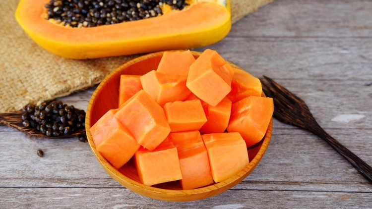 Ilustrasi buah pepaya Healthy of sweet papaya slices on plate and wooden background. Healthy food and close up.
