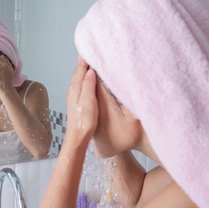 Ilustrasi mencuci muka dengan air hangat/Freepik: jcomp