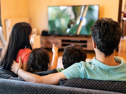 Akhir Pekan Lebih Seru Nonton dengan LED TV 50