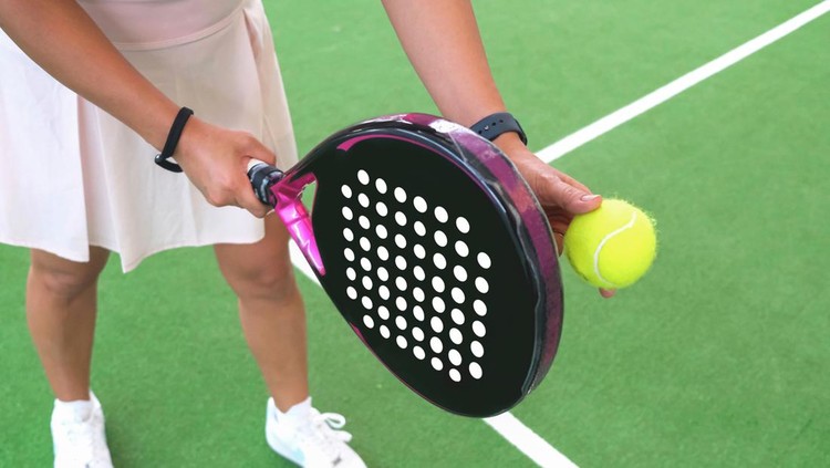 Ilustrasi padel tennis Close-up shot of unrecognizable woman ready to serve ball during padel tennis games on indoor court.