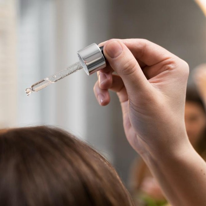 Ilustrasi penggunaan Hair Oil/Foto: freepik.com
