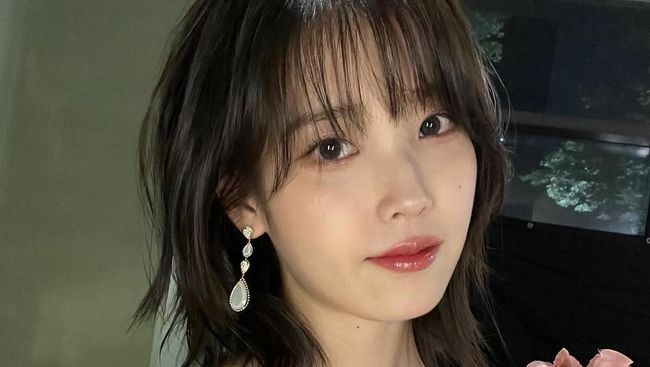 Lirik Lagu Strawberry Moon - IU