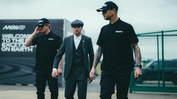 Berita Olahraga Terkini CNN Sport : FOTO: 'Tommy Shelby' Hadir Jelang MotoGP Inggris 2025