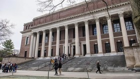 Harvard Gugat Trump yang Larang dan Usir Pelajar Asing