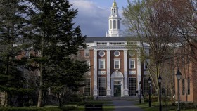 Kenapa Pemerintah Trump Larang Harvard Terima Mahasiswa Asing?