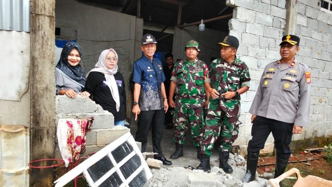 Kemensos Gerak Cepat Terjunkan Tim untuk Bantu Korban Gempa Bengkulu Kemensos tanggap darurat pasca gempa 6,3 di Bengkulu, kerahkan tim untuk pemindahan dan pengedaran bantuan, pastikan penanganan musibah terkoordinasi.