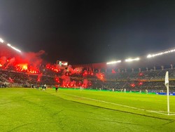 Sempat Terhenti gegara Flare, Persebaya Vs Bali United Tuntas 1-3