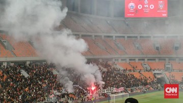 Sorotan Dunia Olahraga CNN Sport : Jakmania Nyalakan Flare, Laga Persija vs Malut United Dihentikan