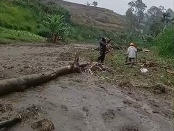 Ngerinya Lembang Saat Hujan Deras: Lansia Hilang, Motor Terseret