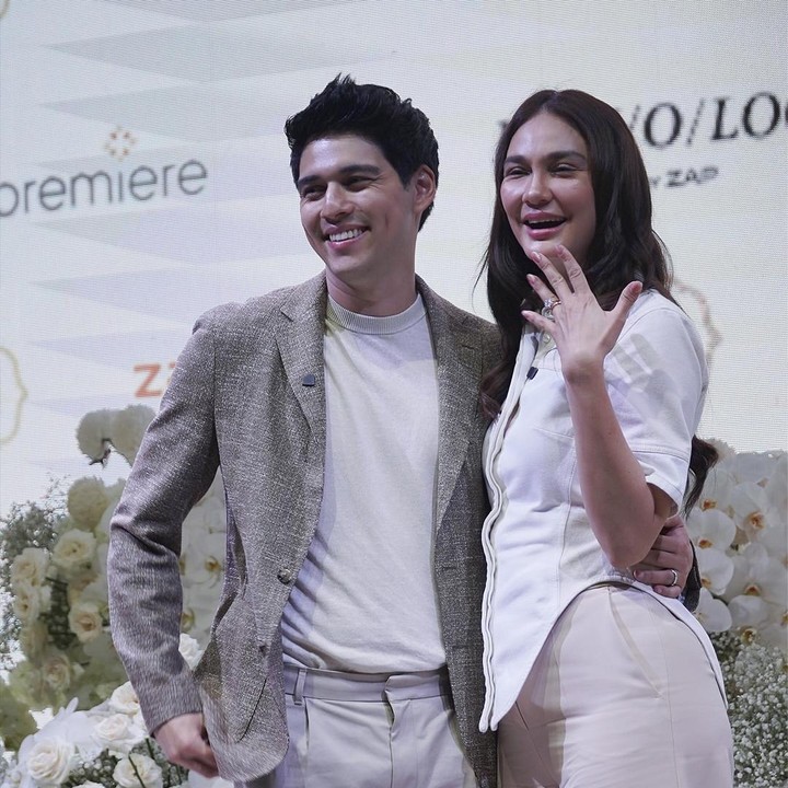 <p>Di acara ini, Luna dan Maxime kembali mengenakan pakaian berwarna senada. Keduanya kompak memakai pakaian bernuansa warna ivory dan hijau sage. Luna dan Maxime terlihat memamerkan senyum bahagia saat tampil pertama kali dengan status suami istri. (Foto: Instagram @lunamaya)</p>
