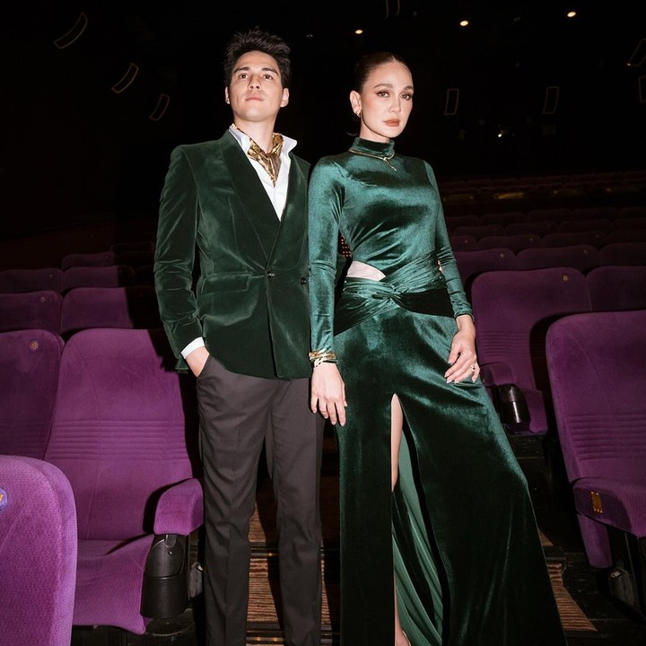 <p>Dalam acara premiere film, Luna dan Maxime tampil serasi mengenakan pakaian berwarna senada. Maxime terlihat tampan memakai setelan jas bludru berwarna hijau dengan celana bahan cokelat. Sementara itu, Luna Maya tampil anggun mengenakan gaun bludur biru. (Foto: Instagram @bouttier_maxime)</p>
