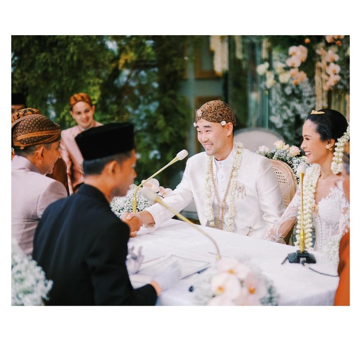 <p>Tak hanya Maudy, Jesse Choi juga mengunggah potret-potret hari pernikahannya tepat di tanggal 22 Mei 2025. Pria asal Korea Selatan ini mem-<em>posting </em>tiga foto, di mana salah satunya adalah momen saat ijab kabul pernikahan. (Foto: Instagram @jessechoi_)</p>