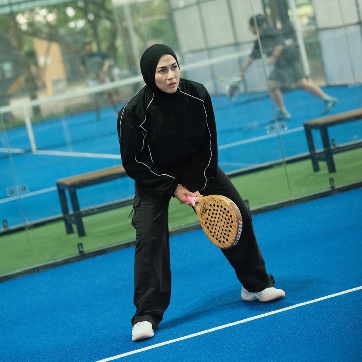 <p>Nina Zatulini juga ikut bermain olahraga padel. Ia pun tampil <em>sporty</em> dengan pakaian olahraga serba hitam. “Wowwww seakan-akan ya bund...Padahal mah baru juga berapa kali main Punten banyak gaya aja kita,” tulis Nina, dikutip dari laman<em> Instagram@ninazatulini22,</em> Jumat (23/5/2025). (Foto: Instagram@ninazatulini22)</p>