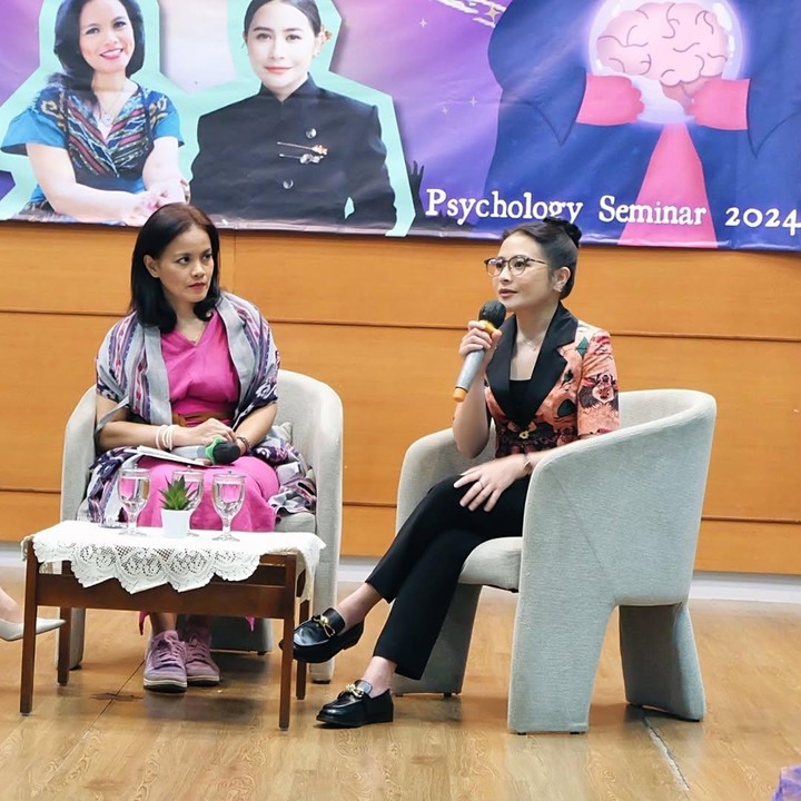 <p>Selain kemeja, Prilly juga pernah terlihat mengenakan batik formal untuk mengisi seminar sebagai pembicara. Prilly memadukan baju batik berkerah dengan celana bahan dan sepatu pantofel berwarna hitam. Dalam setiap tampilan formalnya, Prilly sering menata rambutnya dengan model<em> sleek hair</em>. (Foto: Instagram @prillylatuconsina96)</p>