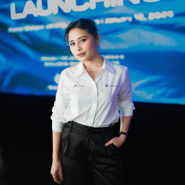 <p><em>Style</em> Prilly saat memadukan kemeja putih dan celana hitam berbahan <em>silk</em> ini juga bisa menjadi inspirasi <em>outfit</em> kerja. Meski terlihat simpel, gaya Prilly ini tetap terlihat <em>stylish</em>, Bunda. (Foto: Instagram @prillylatuconsina96)</p>