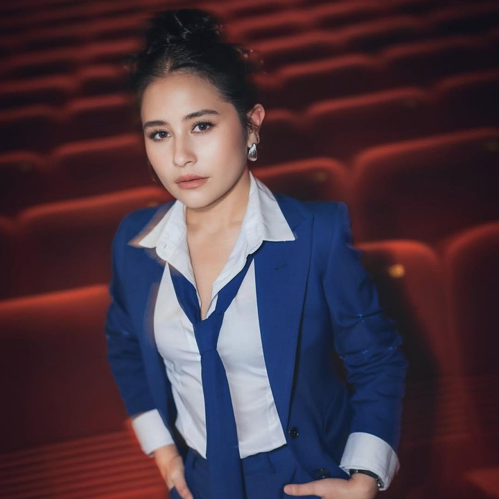 <p>Ide <em>outfit</em> kerja Prilly yang bisa menjadi inspirasi lainnya adalah saat ia padu padan blazer biru pekat terang dengan kemeja putih. Perempuan 28 tahun ini menyempurnakan <em>masculine style</em>-nya dengan mengenakan dasi berwarna sama dengan blazer dan celananya. (Foto: Instagram @prillylatuconsina96)</p>