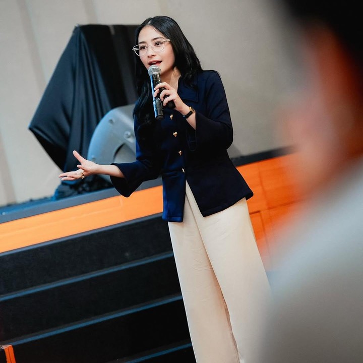 <p>Belum lama ini, Prilly tampil modis mengenakan kemeja bludru biru gelap yang dipadukan dengan celana bahan <em>silk</em> berwarna <em>cream</em>. Pakaian ini dikenakan Prilly saat ia menjalani peran sebagai dosen atau pengajar. (Foto: Instagram @prillylatuconsina96)</p>