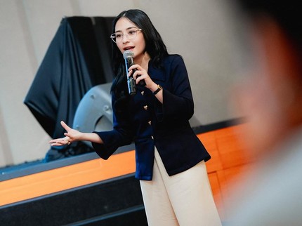 5 Ide Outfit Kerja ala Prilly Latuconsina yang Sibuk sebagai Pebisnis, Dosen, hingga Pembicara