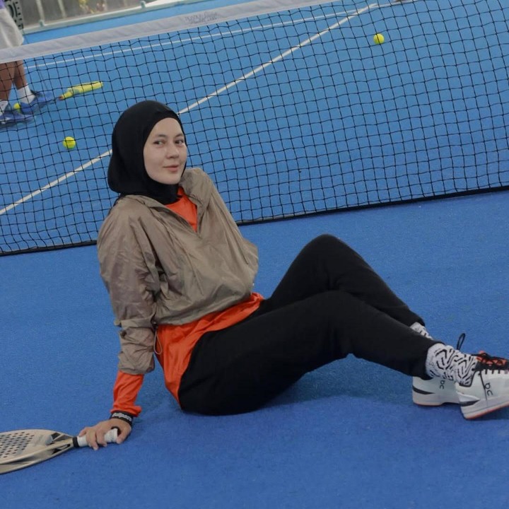 <p>Paula Verhoeven meluangkan waktu di tengah kesibukkannya dengan melakukan olahraga padel. Ia pun mengabadikan momen tersebut sambil memperlihatkan <em>outfit</em>-nya yang sangat <em>sporty.</em> Paula terlihat menggunakan <em>mini jacket</em> parasut, celana olahraga berwarna hitam, dan pasmina hijab <em>instant.</em> (Foto: Instagram@paula_verhoeven)</p>